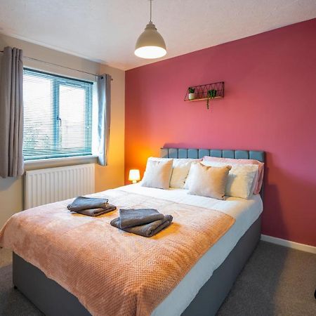 Bright & Modern 4 Bedroom Townhouse スタッフォード エクステリア 写真