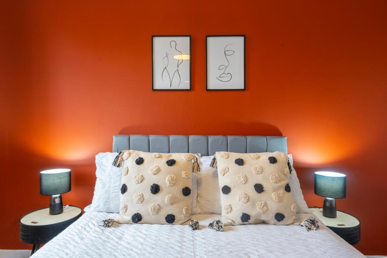 Bright & Modern 4 Bedroom Townhouse スタッフォード エクステリア 写真