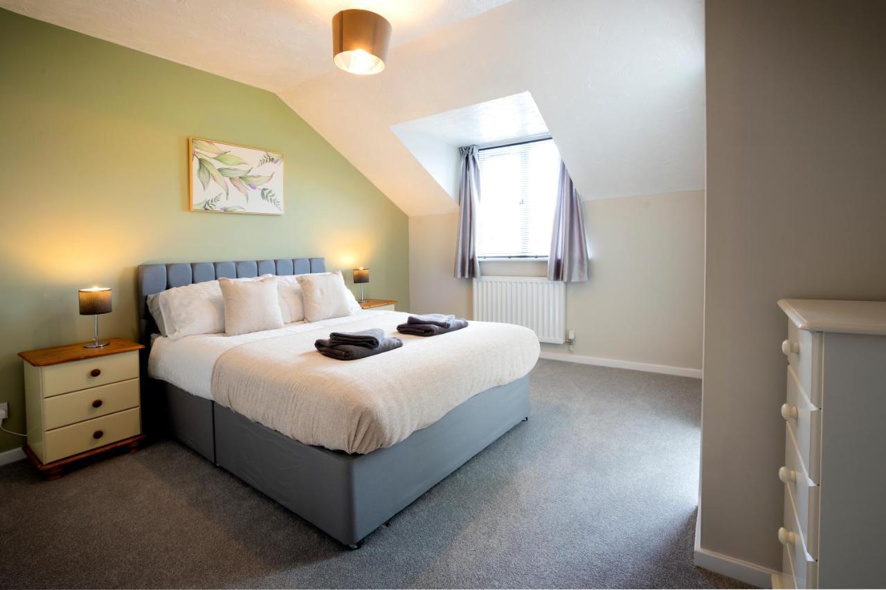 Bright & Modern 4 Bedroom Townhouse スタッフォード エクステリア 写真